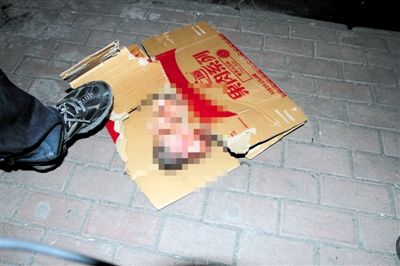 被紙殼包裹的棄嬰